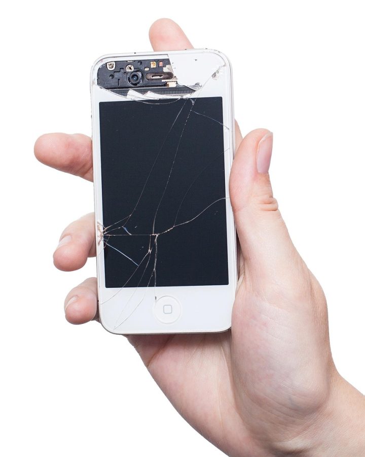 码上游 App 在智能手机上的主界面展示，森林绿与米色主题的卡片式布局，用户正在滑动浏览今日任务清单，桌面有绿植与笔记本，整体氛围安静专注